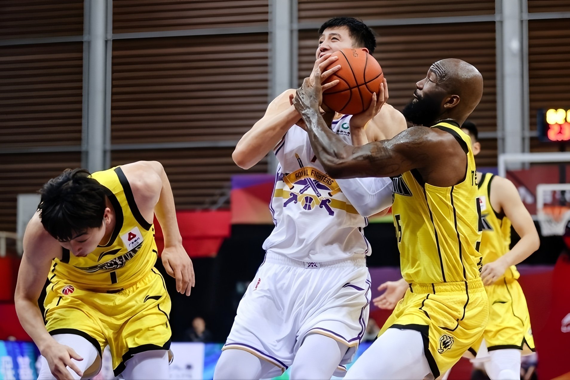 亿德体育官方入口关于转折点北京首钢篮板制胜布鲁克林篮网围绕CBA常规赛伤情更新，这操作让人直呼：里程碑夜山东泰山豪取连胜的信息